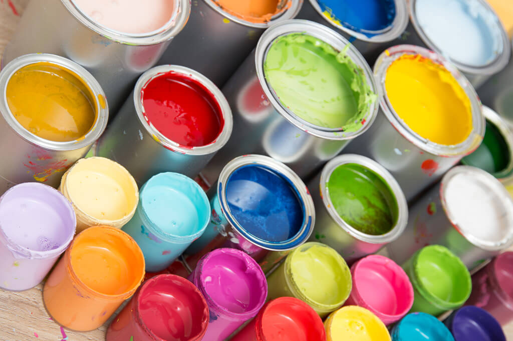 Man sieht ein Bild mit verschiedenen Farbtöpfen, die offen sind. Es soll das Thema Bilder fürs Web optimieren für die Inspiras Webagentur Frankfurt illustrieren